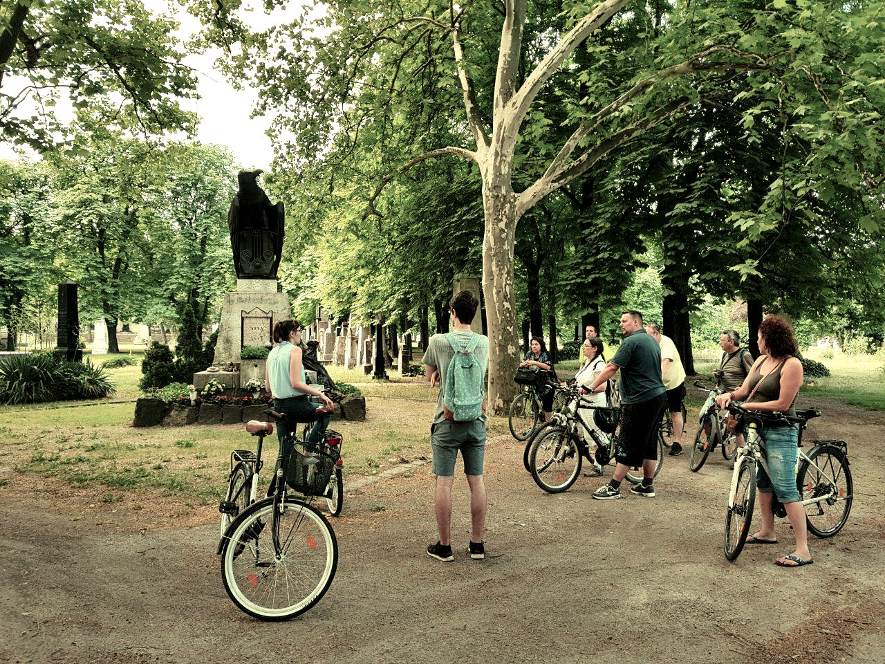 Biciklitúra a temetőben<br> Fotó: Nemzeti Örökség Intézete