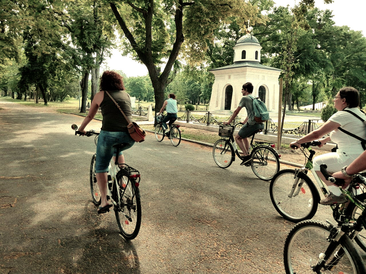 Biciklitúra a temetőben<br> Fotó: Nemzeti Örökség Intézete